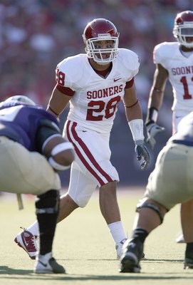 SEATTLE - SEPTEMBER 13:  Travis Lewis #28 of the Oklahoma Sooners lines up in position during the game against the Washington Huskies on September 13, 2008 at Husky Stadium in Seattle, Washington. The Sooners defeated the Huskies 55-14.(Photo by Otto Greu