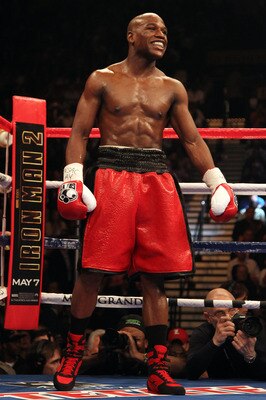 LAS VEGAS - MAY 01:  Floyd Mayweather Jr. smiles from his corner during a round break during his fight against Shane Mosley during the welterweight fight at the MGM Grand Garden Arena on May 1, 2010 in Las Vegas, Nevada.  (Photo by Jed Jacobsohn/Getty Ima