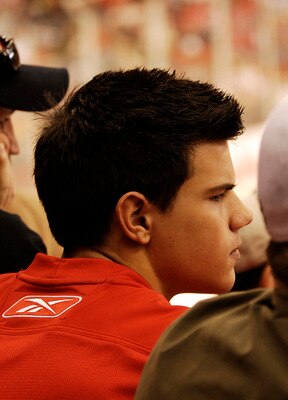 DETROIT - JUNE 12:  'Twilight' actor Taylor Lautner attends Game Seven of the Stanley Cup Final between the Detroit Red Wings and The Pittsburgh Penguins on June 12, 2009 at Joe Louis Arena in Detroit, Michigan. (Photo by Brad White/Getty Images)