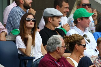 NEW YORK - SEPTEMBER 13:  Rachel Bilson (L) and Hayden Christensen watch the men's semifinals during day fourteen of the 2009 U.S. Open at the USTA Billie Jean King National Tennis Center on September 13, 2009 in the Flushing neighborhood of the Queens bo