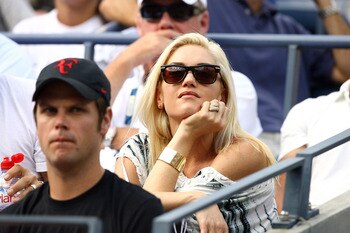 NEW YORK - SEPTEMBER 13:  Singer Gwen Stefani watches the match between Roger Federer of Switzerland and Novak Djokovic of Serbia on day fourteen of the 2009 U.S. Open at the USTA Billie Jean King National Tennis Center on September 13, 2009 in the Flushi