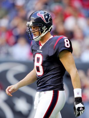 HOUSTON, TX - DECEMBER 31:  Quarterback David Carr #8 of the Houston Texanswalks along the field during the game against the Cleveland Browns on December 31, 2006 at Reliant Stadium in Houston, Texas. The Texans defeated the Browns 14-6.  (Photo by Lisa B