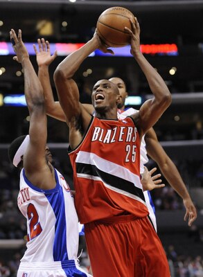 LOS ANGELES, CA - JANUARY 26: Travis Outlaw #25 of the Portland Trail Blazers moves against the defense of the Los Angeles Clippers at the Staples Center January 26, 2009 in Los Angeles, California. NOTE TO USER: User expressly acknowledges and agrees tha