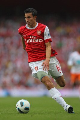 LONDON, ENGLAND - AUGUST 21:  Robin van Persie of Arsenal in action during the Barclays Premier League match between Arsenal and Blackpool at The Emirates Stadium on August 21, 2010 in London, England.  (Photo by Clive Rose/Getty Images)