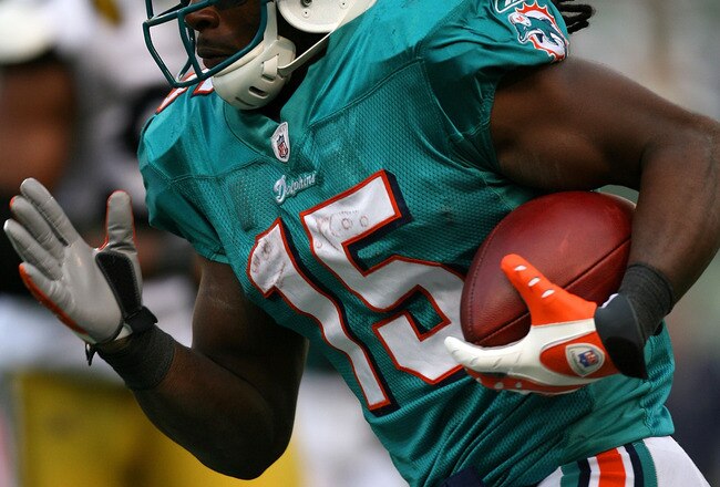 EAST RUTHERFORD, NJ - NOVEMBER 01: Davone Bess #15 of the Miami Dolphins rushes with ball against the New York Jets at Giants Stadium on November 1, 2009 in East Rutherford, New Jersey.  (Photo by Chris Trotman/Getty Images)