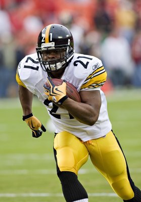 KANSAS CITY, MO - NOVEMBER 22:  Running back Mewelde Moore #21 of the Pittsburgh Steelers warming up before a game against the Kansas City Chiefs at Arrowhead Stadium on November 22, 2009 in Kansas City, Missouri.  The Chiefs defeated the Steelers 27-24. 