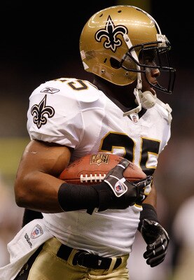 NEW ORLEANS - AUGUST 21:  Reggie Bush #25 of the New Orleans Saints warms up during pregame before playing the Houston Texans at the Louisiana Superdome on August 21, 2010 in New Orleans, Louisiana.  (Photo by Chris Graythen/Getty Images)