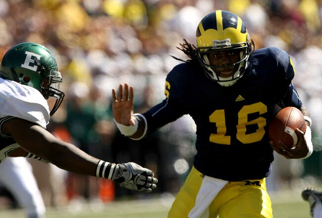 ANN ARBOR, MI - SEPTEMBER 19:  Quarterback Denard Robinson #16 of the Michigan Wolverines carries the ball on a 13 yard touchdown run in the fourth quarter against the Eastern Michigan Eagles at Michigan Stadium on September 19, 2009 in Ann Arbor, Michiga