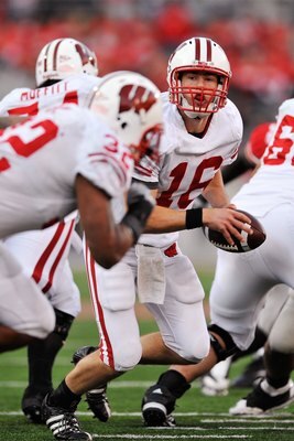 COLUMBUS, OH - OCTOBER 10:  Quarterback Scott Tolzien #16 of the Wisconsin Badgers hands off the ball against the Ohio State Buckeyes at Ohio Stadium on October 10, 2009 in Columbus, Ohio.  (Photo by Jamie Sabau/Getty Images)