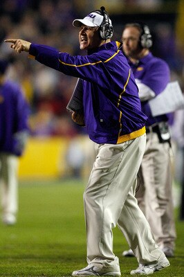 BATON ROUGE, LA - NOVEMBER 28:  Head coach Les Miles of the LSU Tigers calls a play during the game against the Arkansa Razorbacks at Tiger Stadium on November 28, 2009 in Baton Rouge, Louisiana. The Tigers defeated the Razorbacks 33-30 in overtime.  (Pho