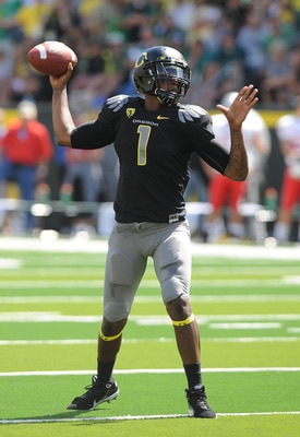 EUGENE, OR - SEPTEMBER 04: Quarterback Darron Thomas #1 of the Oregon Ducks throws a pass in the first quarter of the game against the New Mexico Lobos at Autzen Stadium on September 4, 2010 in Eugene, Oregon.  (Photo by Steve Dykes/Getty Images)