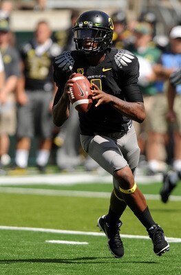 EUGENE, OR - SEPTEMBER 04: Quarterback Darron Thomas #1 of the Oregon Ducks rolls out to pass in the first quarter of the game against the New Mexico Lobos at Autzen Stadium on September 4, 2010 in Eugene, Oregon.  (Photo by Steve Dykes/Getty Images)