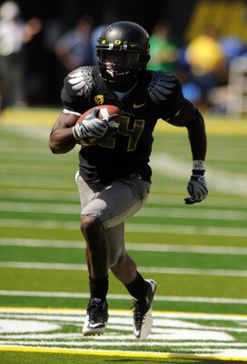 EUGENE, OR - SEPTEMBER 04: Running back Kenjon Barner #24 of the Oregon Ducks heads for the endzone and a touchdown in the second quarter of the game against the New Mexico Lobos at Autzen Stadium on September 4, 2010 in Eugene, Oregon. Barner had 225 tot