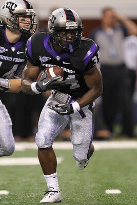 ARLINGTON, TX - SEPTEMBER 04:  Tailback Ed Wesley #34 of the TCU Horned Frogs runs the ball against the Oregon State Beavers at Cowboys Stadium on September 4, 2010 in Arlington, Texas.  (Photo by Ronald Martinez/Getty Images)