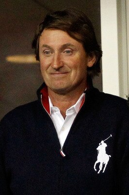 NEW YORK - SEPTEMBER 08:  Wayne Gretzky looks on as Robin Soderling of Sweden plays against Roger Federer of Switzerland during their men's singles quarterfinal match on day ten of the 2010 U.S. Open at the USTA Billie Jean King National Tennis Center on 