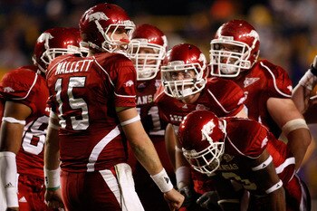 BATON ROUGE, LA - NOVEMBER 28:  Quarterback Ryan Mallett #15 of the Arkansas Razorbacks talks with his team during a time out against the LSU Tigers at Tiger Stadium on November 28, 2009 in Baton Rouge, Louisiana.  The Tigers defeated the Razorbacks 33-30