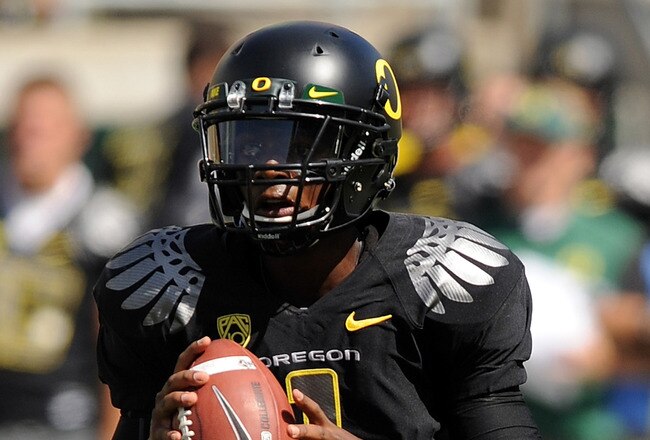 EUGENE, OR - SEPTEMBER 04: Quarterback Darron Thomas #1 of the Oregon Ducks rolls out to pass in the first quarter of the game against the New Mexico Lobos at Autzen Stadium on September 4, 2010 in Eugene, Oregon.  (Photo by Steve Dykes/Getty Images)