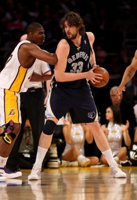 LOS ANGELES, CA - APRIL 12:  Marc Gasol #33 of the Memphis Grizzlies controls the ball against Andrew Bynum #17 of the Los Angeles Lakers on April 12, 2009 at Staples Center in Los Angeles, California.   NOTE TO USER: User expressly acknowledges and agree