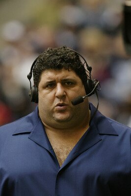 IRVING, TEXAS - DECEMBER 21:  Sports announcer Tony Siragusa watches the game between the New York Giants and the Dallas Cowboys at Texas Stadium on December 21, 2003 in Irving, Texas. The Cowboys defeated the Giants 19-3. (Photo by Ronald Martinez/Getty