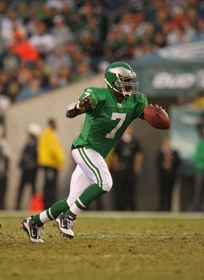 PHILADELPHIA - SEPTEMBER 12:  Michael Vick #7 of the Philadelphia Eagles rushes during a game against the Green Bay Packers at Lincoln Financial Field on September 12, 2010 in Philadelphia, Pennsylvania.  (Photo by Mike Ehrmann/Getty Images)