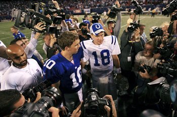 EAST RUTHERFORD, NJ - SEPTEMBER 10:  Quarterback Eli Manning #10 of the New York Giants (L) congratulates his brother quarterback Peyton Manning #18 of the Indianapolis Colts on his 26-21 victory on September 10, 2006 at Giants Stadium in East Rutherford,