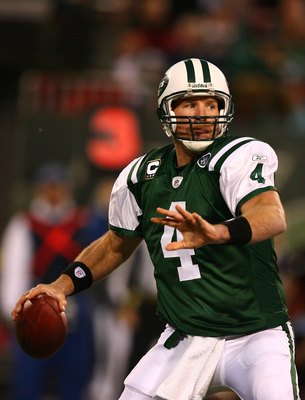 EAST RUTHERFORD, NJ - DECEMBER 28:  Brett Favre #4 of The New York Jets looks to pass against The Miami Dolphins during their game on December 28, 2008 at Giants Stadium in East Rutherford, New Jersey.  (Photo by Al Bello/Getty Images)