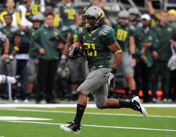 EUGENE, OR - SEPTEMBER 18: Running back LaMichael James #21of the Oregon Ducks heads to the end zone for a touchdown in the first quarter of the game against the Portland State Vikings at Autzen Stadium on September 18, 2010 in Eugene, Oregon. Oregon won