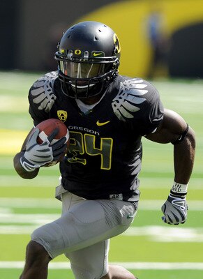 EUGENE, OR - SEPTEMBER 04:  Running back Kenjon Barner #24 of the Oregon Ducks breaks loose for a touchdown in the first quarter of the game against the New Mexico Lobos at Autzen Stadium on September 4, 2010 in Eugene, Oregon. Barner had 225 total yards