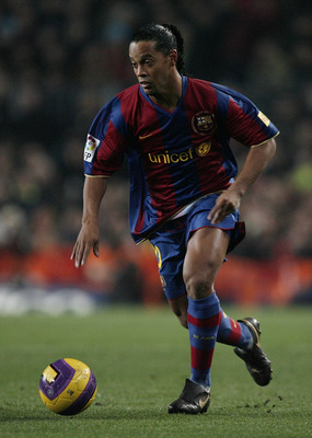 BARCELONA, SPAIN - DECEMBER 23:  Ronaldinho of Barcelona controls the ball during the La Liga match between Barcelona and Real Madrid at the Camp Nou Stadium on December 23, 2007 in Barcelona, Spain. Barcelona lost 'El Clasico' with 1-0.  (Photo by Jasper