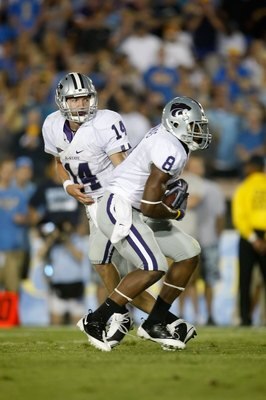 PASADENA, CA - SEPTEMBER 19:  Quarterback Carson Coffman #14 of the Kansas State Wildcats hands the ball off to Daniel Thomas #8 against the UCLA Bruins at the Rose Bowl on September 19, 2009 in Pasadena, California. UCLA defeated Kansas State 23-9.  (Pho