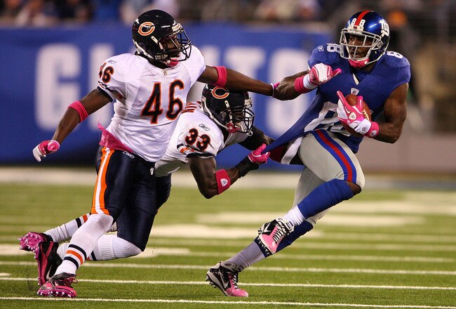 EAST RUTHERFORD, NJ - OCTOBER 03:  Hakeem Nicks #88 of the New York Giants runs with the ball against Chris Harris #46 and Charles Tillman #33 of the Chicago Bears at New Meadowlands Stadium on October 3, 2010 in East Rutherford, New Jersey.  (Photo by An