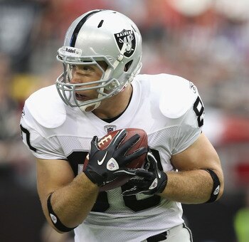 GLENDALE, AZ - SEPTEMBER 26:  Tight end Zach Miller #80 of the Oakland Raiders catches a 22 yard touchdown reception against the Arizona Cardinals during the first quarter of the NFL game at the University of Phoenix Stadium on September 26, 2010 in Glend