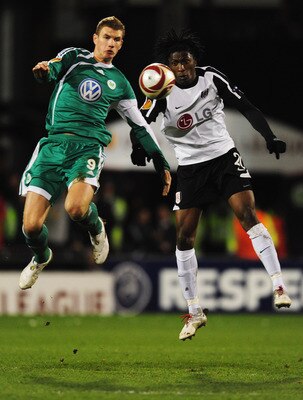 LONDON, ENGLAND - APRIL 01:  Dickson Etuhu of Fulham jumps with Edin Dzeko of VfL Wolfsburg (R) during the UEFA Europa League quarter final first leg match between Fulham and Vfl Wolfsburg at Craven Cottage on April 1, 2010 in London, England.  (Photo by 