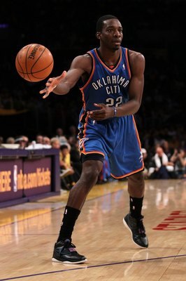 LOS ANGELES, CA - APRIL 27:  Jeff Green #22 of the Oklahoma City Thunder passes the ball while taking on the Los Angeles Lakers during Game Five of the Western Conference Quarterfinals of the 2010 NBA Playoffs at Staples Center on April 27, 2010 in Los An