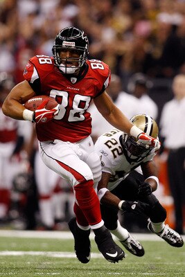 NEW ORLEANS - SEPTEMBER 26:  Tony Gonzalez #88 of the Atlanta Falcons avoids a tackle by Tracy Porter #22 of the New Orleans Saints at the Louisiana Superdome on September 26, 2010 in New Orleans, Louisiana.  (Photo by Chris Graythen/Getty Images)