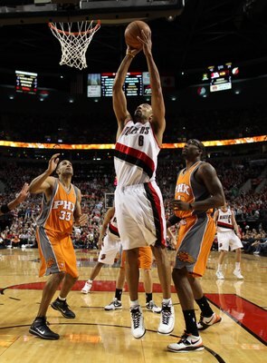 PORTLAND, OR - APRIL 24:  Juwan Howard #6 of the Portland Trail Blazers shoots against the Phoenix Suns during Game Four of the Western Conference Quarterfinals of the NBA Playoffs on April 24, 2010 at the Rose Garden in Portland, Oregon. NOTE TO USER: Us