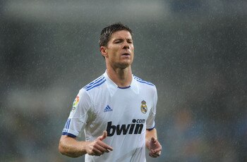 MADRID, SPAIN - OCTOBER 03:  Xabi Alonso of Real Madrid goes to take a corner kick during the La Liga match between Real Madrid and Deportivo La Coruna  at Estadio Santiago Bernabeu on October 3, 2010 in Madrid, Spain.  (Photo by Denis Doyle/Getty Images)
