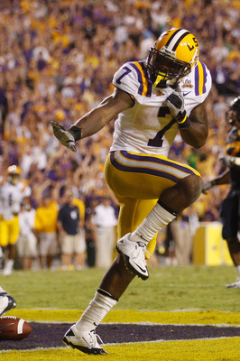 BATON ROUGE, LA - SEPTEMBER 25:  Patrick Peterson #7 of the Louisiana State Univeristy Tigers celebrates after scoring a touchdown by posing as the Heisman Trophy against the West Virginia Mountaineers at Tiger Stadium on September 25, 2010 in Baton Rouge