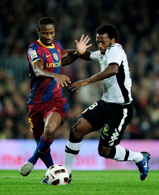 BARCELONA, SPAIN - OCTOBER 16:   Seydou Keyta (L) of Barcelona duels for the ball with Manuel Fernandes of Valencia during the La Liga match between Barcelona and Valencia at the Camp Nou stadium on October 16, 2010 in Barcelona, Spain.  (Photo by David R