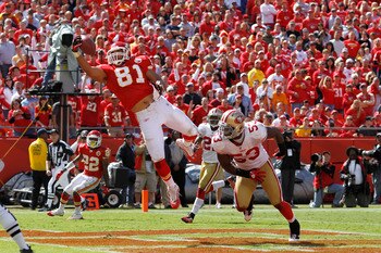 KANSAS CITY, MO - SEPTEMBER 26: Tony Moeaki #81 of the Kansas City Chiefs makes a one-handed 18-yard touchdown catch behind NaVorro Bowman #53 of the San Francisco 49ers at Arrowhead Stadium on September 26, 2010 in Kansas City, Missouri. The Chiefs won 3