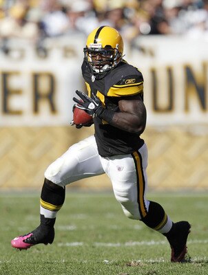 PITTSBURGH - OCTOBER 17:  Rashard Mendenhall #34 of the Pittsburgh Steelers looks for running room while playing the Cleveland Browns on October 17, 2010 at Heinz Field in Pittsburgh, Pennsylvania. Pittsburgh won the game 28-10. (Photo by Gregory Shamus/G