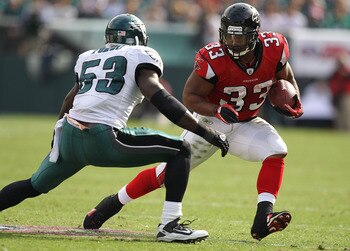 PHILADELPHIA - OCTOBER 17:  Michael Turner #33  of the Atlanta Falcons runs against Moise Fokou #53 of the Philadelphia Eagles during their game at Lincoln Financial Field on October 17, 2010 in Philadelphia, Pennsylvania.  (Photo by Al Bello/Getty Images