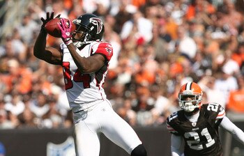 CLEVELAND - OCTOBER 10:  Wide receiver Roddy White #84 of the Atlanta Falcons catches a pass in front of defensive back Eric Wright #21 of the Cleveland Browns at Cleveland Browns Stadium on October 10, 2010 in Cleveland, Ohio.  (Photo by Matt Sullivan/Ge