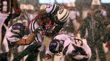 EAST RUTHERFORD, NJ - OCTOBER 11:  Braylon Edwards #17 of the New York Jets runs for yards after the catch in the second quarter against Husain Abdullah #39 of the Minnesota Vikings at New Meadowlands Stadium on October 11, 2010 in East Rutherford, New Je