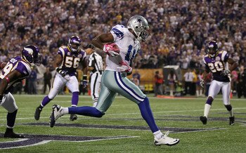 MINNEAPOLIS - OCTOBER 17:  Wide receiver Roy Williams #11 of the Dallas Cowboys catches his second touchdown pass of the game in the second quarter against the Minnesota Vikings at Mall of America Field on October 17, 2010 in Minneapolis, Minnesota.  (Pho