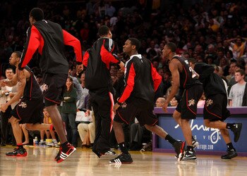 LOS ANGELES, CA - MARCH 17:  Andre Iguodala #9 (L) of the the Philadelphia 76ers celebrates with teammates after making a three point basket at the final buzzer against the Los Angeles Lakers to win the game on March 17, 2009 at Staples Center in Los Ange