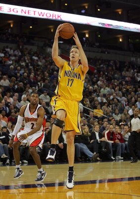 OAKLAND, CA - NOVEMBER 30:  Mike Dunleavy #17 of the Indiana Pacers in action during their game against the Golden State Warriors at Oracle Arena on November 30, 2009 in Oakland, California. NOTE TO USER: User expressly acknowledges and agrees that, by do