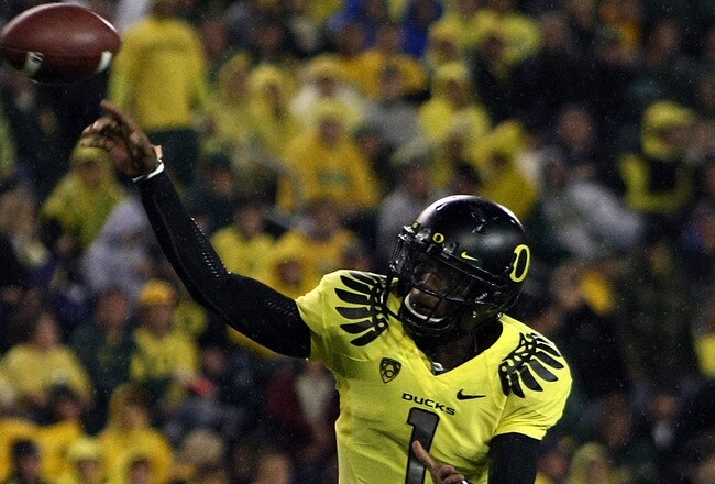 EUGENE, OR - OCTOBER 21:  Darron Thomas #1 of the Oregon Ducks throws a pass against  the UCLA Bruins  on October 21, 2010 at the Autzen Stadium in Eugene, Oregon.  (Photo by Jonathan Ferrey/Getty Images)