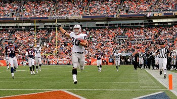 DENVER - OCTOBER 24:  Tight end Zach Miller #80 of the Oakland Raiders strides into the endzone in the first quarter against the Denver Broncos at INVESCO Field at Mile High on October 24, 2010 in Denver, Colorado. (Photo by Justin Edmonds/Getty Images)