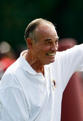 ASHBURN, VA - AUGUST 03:  Hall of Fame linebacker Sam Huff (L) attends Washington Redskins training camp August 3, 2009 in Ashburn, Virginia.  (Photo by Win McNamee/Getty Images)